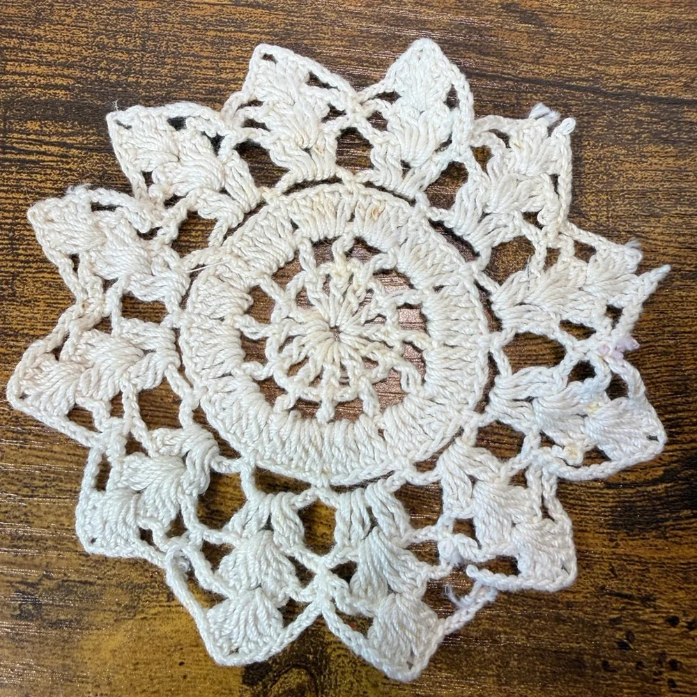 2 VTG Hand Crocheted Lace Doilies Cream Starburst‎ Floral 4-5